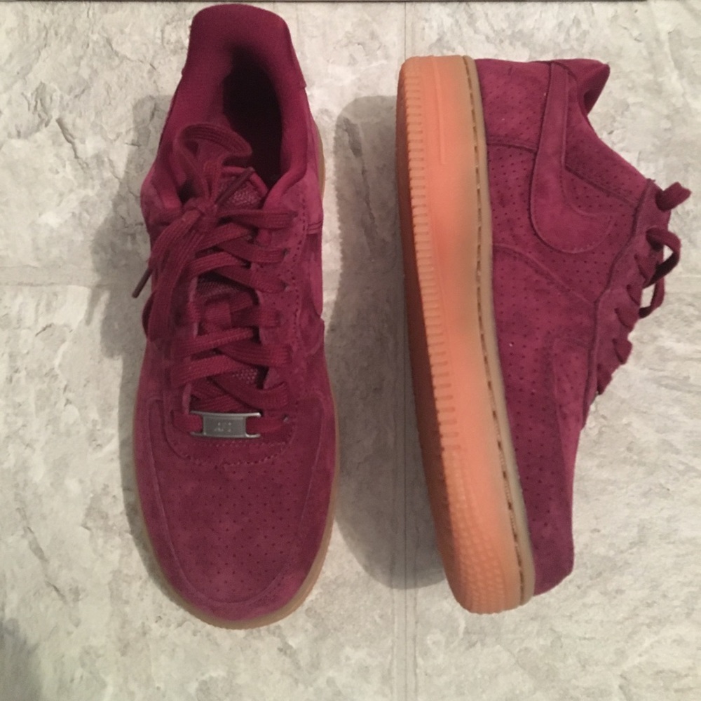 Women’s Nike Air Force 1 Suede. (Burgundy)